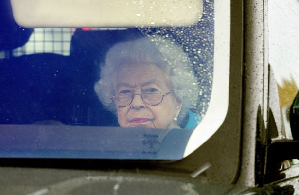 Máy bay chở Nữ hoàng Anh phải bay lòng vòng 15 phút trên trời do sấm sét Ảnh 1