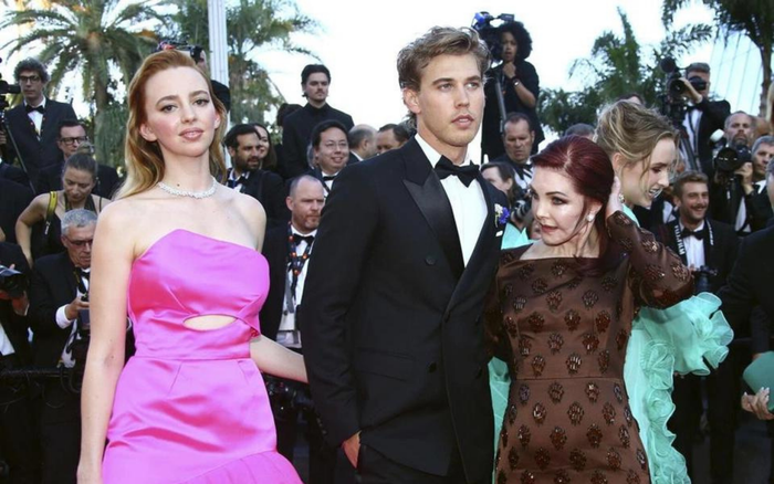 Bassett (ngoài cùng bên trái) cùng dàn diễn viên Elvis trên thảm đỏ Cannes 2022.
