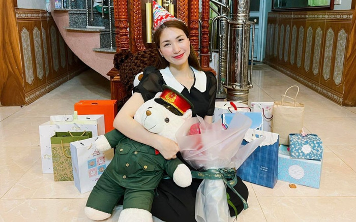 Dàn 'trai xinh gái đẹp' bất ngờ tổ chức sinh nhật cho 'đồng chí' Hòa Minzy Ảnh 2