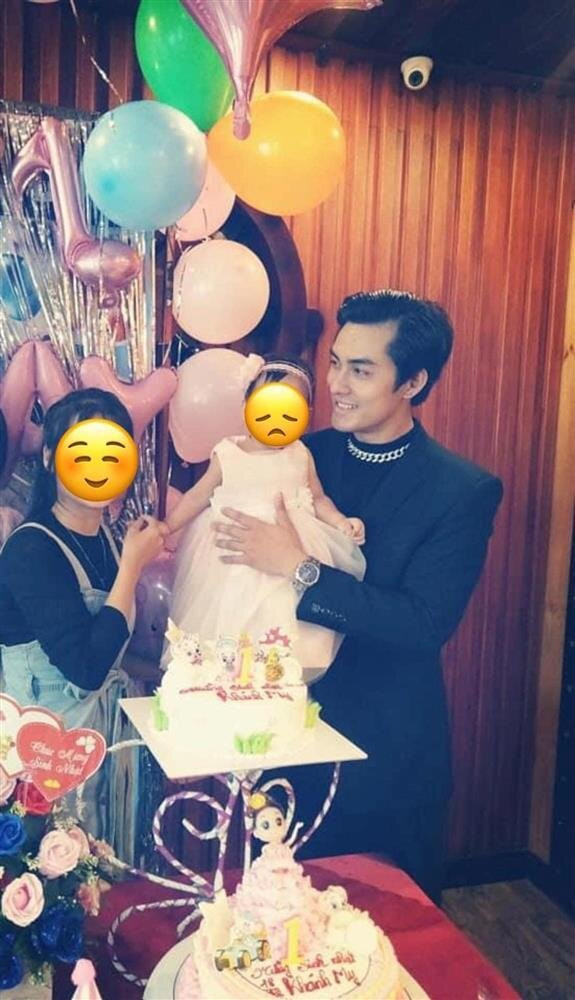 Người đàn ông trong ảnh có nhiều nét tương đồng với Doãn Chí Kiên khi không để râu và tóc dài