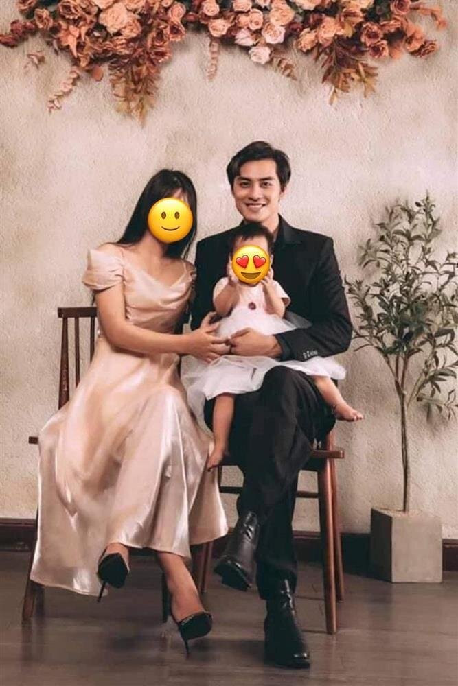 Trong hình ảnh nghi vấn 'tình tin đồn' của nữ ca sĩ đã có vợ con, có thể thấy anh chàng này sở hữu diện mạo trẻ trung và nở nụ cười đầy hạnh phúc