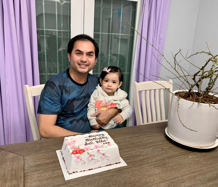 Đức Tiến bên cạnh nhóc tỳ bụ bẫm.