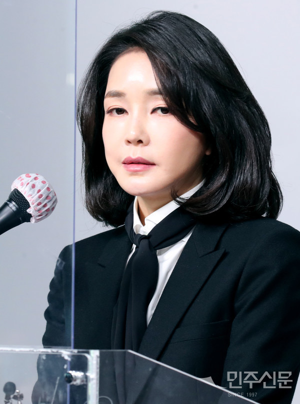 Cận vẻ đẹp 'thông tuệ' của Tân phu nhân Tổng thống xứ Kim Chi khiến nhiều người thảng thốt.