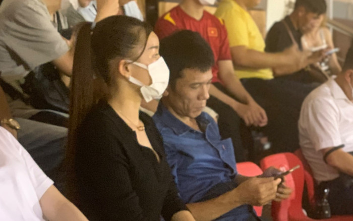 Yến Xuân đến sân cổ vũ Đặng Văn Lâm, nhan sắc bạn gái thủ môn chiếm trọn 'spotlight' Ảnh 2