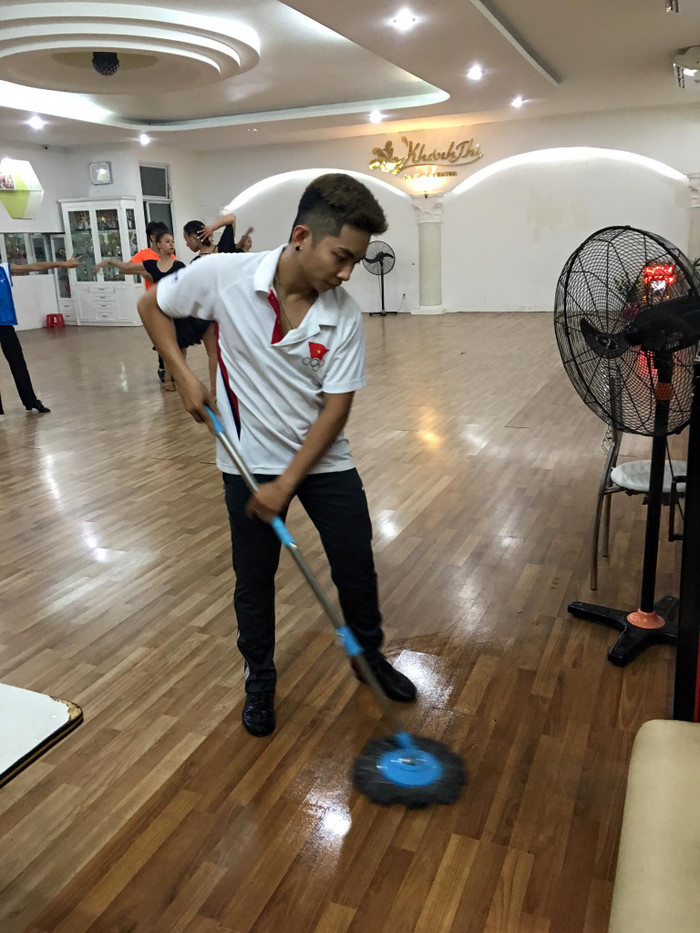 Tạm gác hình tượng bóng bẩy, Phan Hiển sẵn sàng cùng vợ chăm chút trung tâm dạy nhảy của hai trong những ngày đầu lập nghiệp