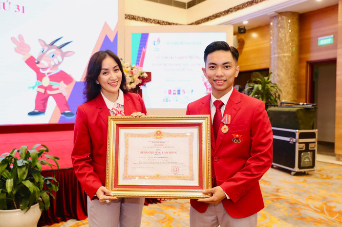 Đằng sau thành công của Phan Hiển chính là sự lo lắng, quan tâm và chăm sóc hết mực từ Khánh Thi