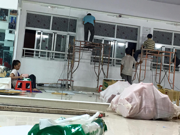 Với sự cầu toàn và cẩn thận, dù lịch trình bận rộn Khánh Thi vẫn đích thân giám sát việc xây dựng trung tâm dạy nhảy