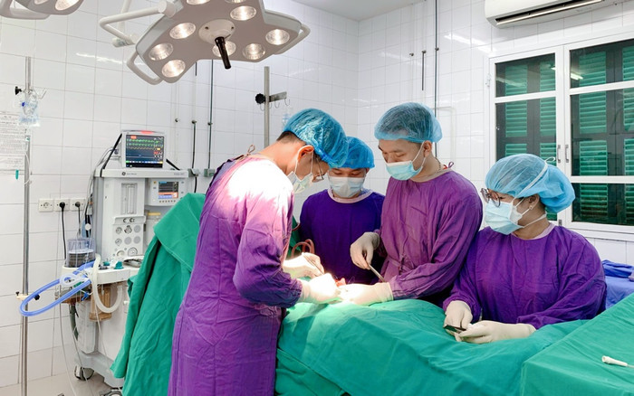 Va chạm khi đá bóng, người đàn ông bị vỡ tinh hoàn phải nhập viện khẩn Ảnh 2