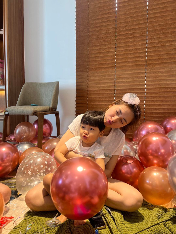 Bo thúi và mẹ Hòa nhí nhảnh tạo dáng pha trò.