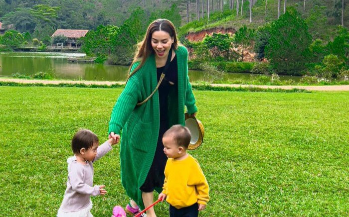 Hồ Ngọc Hà check in làng Cù Lần ở Đà Lạt, Lisa và Leon biểu cảm ngọt lịm Ảnh 2