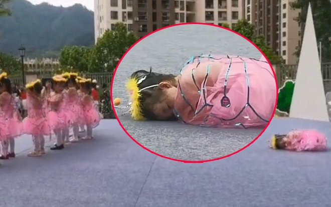 Mặc kệ các bạn múa tung tăng, một 'vũ công nhí' vẫn say giấc nồng trên sân khấu Ảnh 2