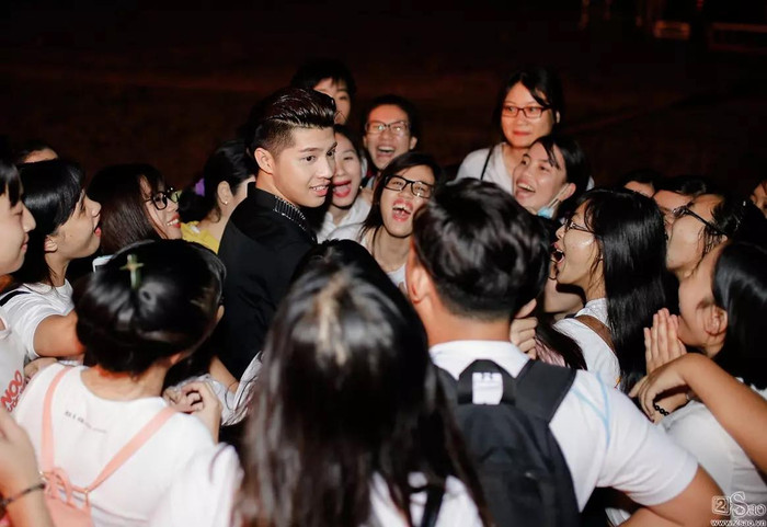 Sao Việt chiều chuộng fan: Noo Phước Thịnh đứng ra bảo vệ fan, Mỹ Tâm đi thiện nguyện cùng khán giả Ảnh 4
