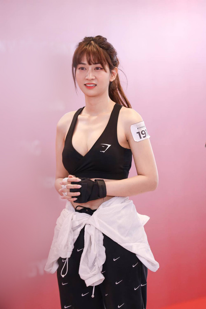 Lê Bống khoe ảnh bán nude sau tranh cãi tại tuần lễ thời trang, nhưng sao vòng eo lạ thế này Ảnh 6