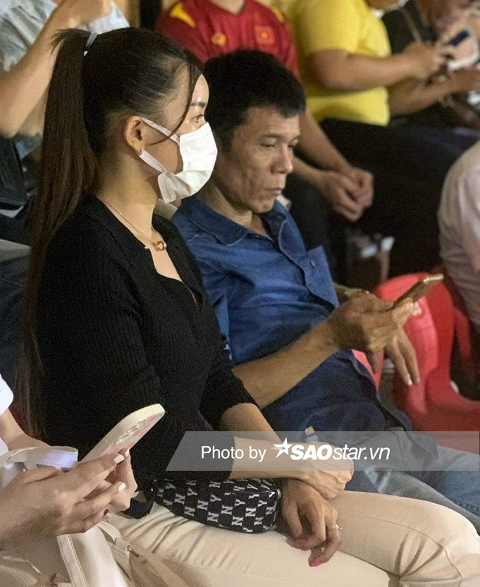 Tối 1/6, Yến Xuân cũng xuất hiện ở sân Thống Nhất để cổ vũ cho thủ môn Đặng Văn Lâm. Nàng WAGs ăn mặc kín đáo và lặng lẽ ủng hộ bạn trai, giống như sự thầm lặng trong suốt 4 năm qua. 