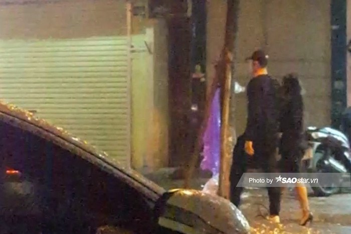 Đây là thời điểm thủ môn Đặng Văn Lâm và tuyển Việt Nam đang tranh tài ở AFF Cup 2018. Nàng WAGs ra tận Hà Nội để cổ vũ tinh thần cho bạn trai.