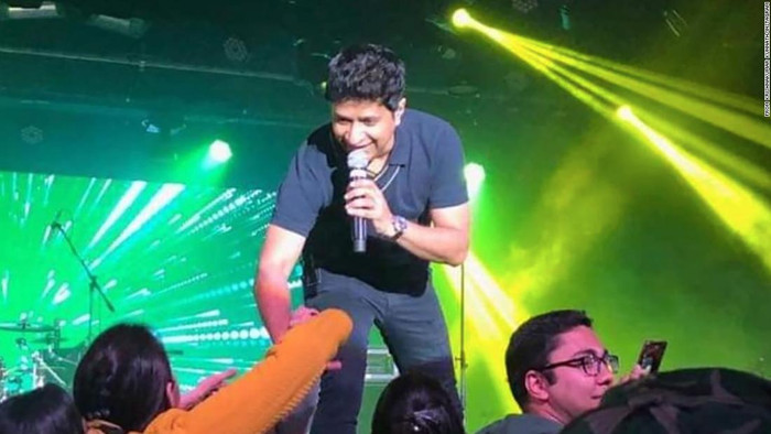 Nam ca sĩ qua đời vì lên cơn đau tim sau khi biểu diễn gần 1 giờ đồng hồ Ảnh 1