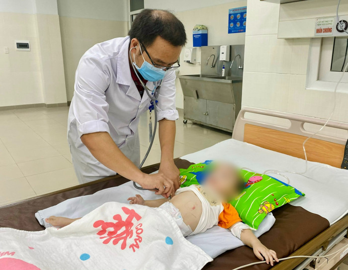 Bác sĩ kiểm tra sức khoẻ cho bệnh nhi. (Ảnh: Bệnh viện Sản - Nhi tỉnh Quảng Ngãi).