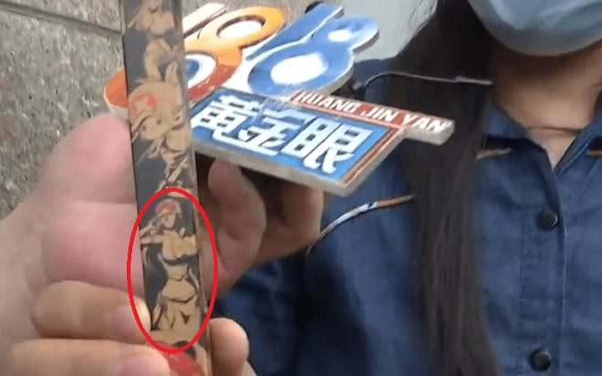 'Bóc phốt' hình nhân vật One Piece in trên bút cho trẻ quá hở hang, người mẹ khiến netizen tranh cãi Ảnh 2