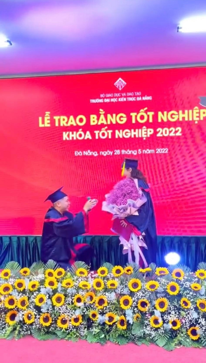 Nam sinh bất ngờ cầu hôn bạn gái trong lễ tốt nghiệp Đại học Ảnh 1