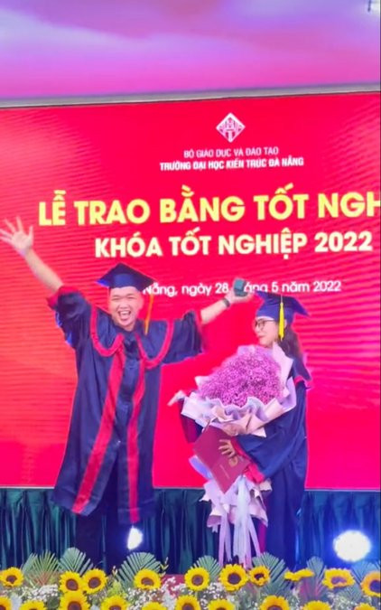 Nam sinh bất ngờ cầu hôn bạn gái trong lễ tốt nghiệp Đại học Ảnh 2