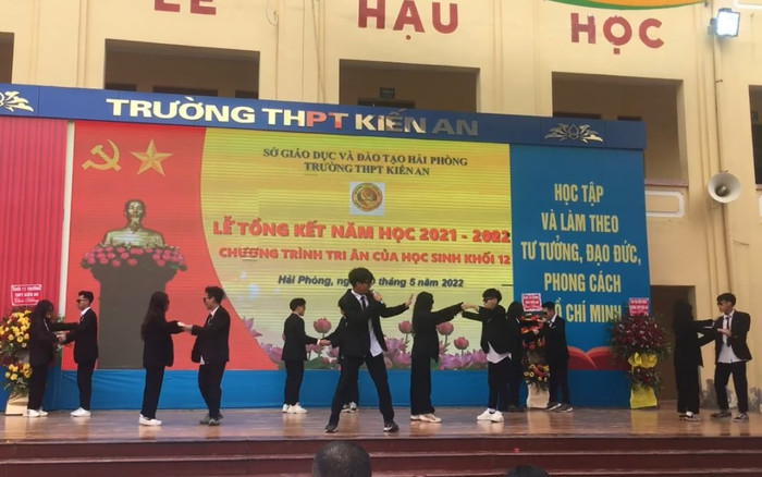 Học sinh Hải Phòng gây sốt CĐM với siêu phẩm 'Chỉ riêng mình ta' trong lễ tổng kết năm học Ảnh 2