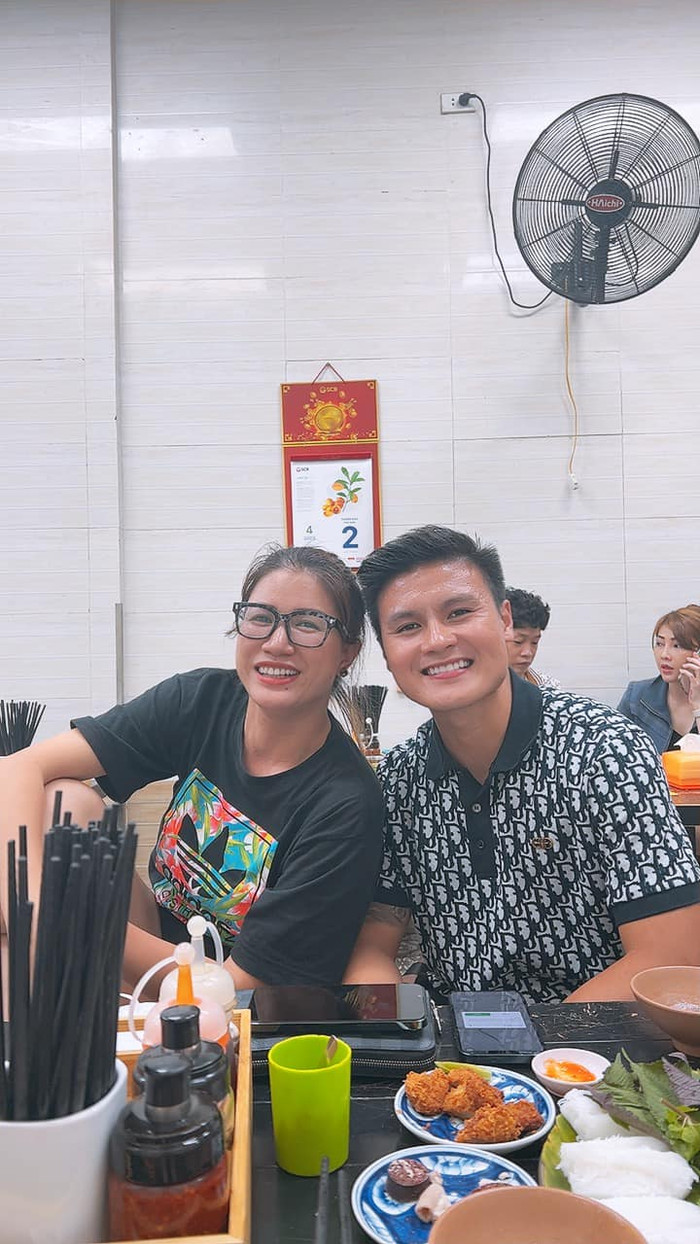 Quang Hải dẫn bạn gái đi ăn bún đậu mắm tôm Ảnh 4