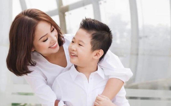 Vân Hugo xúc động khi đọc lời nhắn của con trai gửi cho em gái mới chào đời Ảnh 2