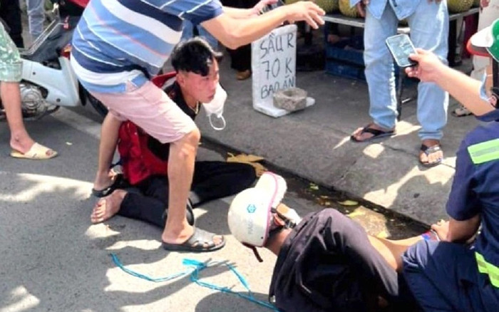 TP.HCM: Người dân truy đuổi, bắt gọn 2 đối tượng giật iPhone 13 Ảnh 2