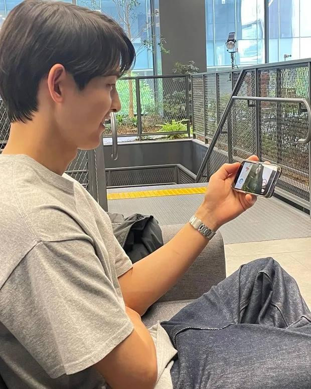 Song Joong Ki hậu ly hôn Song Hye Kyo: Sự nghiệp dậm chân tại chỗ, tin đồn hẹn hò đếm không xuể Ảnh 11