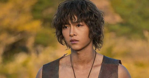 Song Joong Ki hậu ly hôn Song Hye Kyo: Sự nghiệp dậm chân tại chỗ, tin đồn hẹn hò đếm không xuể Ảnh 4