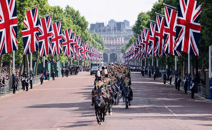 Các sự kiện chính thức khác của Đại lễ gồm Lễ tạ ơn tại nhà thờ St Paul ở London vào ngày 3/6 và Bữa tiệc Bạch kim tại Cung điện do Nữ hoàng chủ trì. Vào ngày cuối cùng của Đại lễ sẽ diễn ra màn trình diễn Đại lễ Bạch kim với sự tham gia của hơn 10.000 người, biểu diễn âm nhạc, nghệ thuật sân khấu, thể thao, hóa trang nhằm tái lhiện các dẫu mốc quan trọng trong 70 năm trị vì của Nữ hoàng. Cùng ngày, Bữa trưa lớn mừng Đại lễ Bạch kim sẽ được tổ chức trên toàn quốc, với hơn 60.000 người đăng ký tham dự.