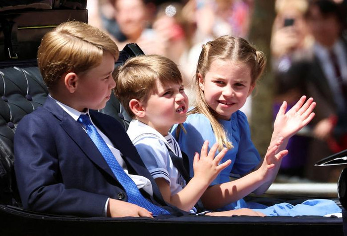 Công chúa Charlotte, Hoàng tử George và Hoàng tử Louis vẫy tay chào mọi người khi ngồi trên xe ngựa.