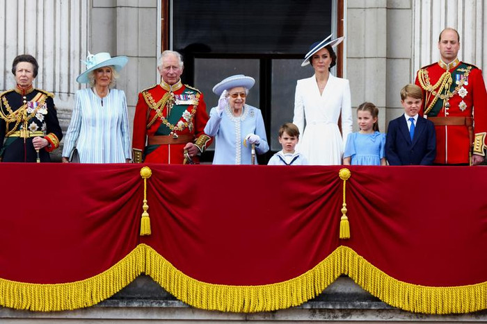 Công chúa Anne, Nữ công tước xứ Cornwall, Thái tử Charles, Nữ hoàng Elizabeth, Hoàng tử Louis, Nữ công tước xứ Cambridge, Công chúa Charlotte, Hoàng tử George, Hoàng tử William xuất hiện trên ban công của Cung điện Buckingham theo dõi cuộc diễu hành Lễ rước Quân kỳ (Trooping the Colour) trong lễ kỷ niệm 70 năm trị vì của Nữ hoàng.