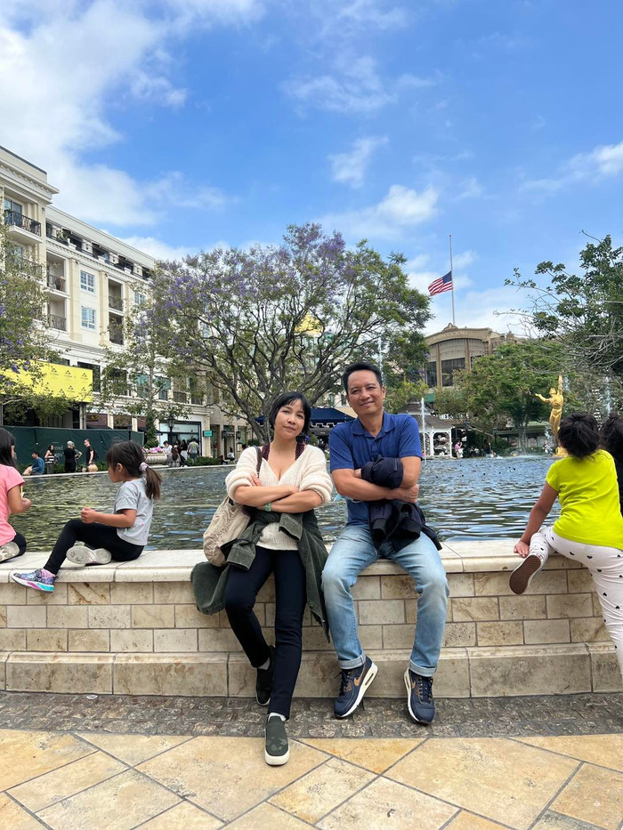 Bên nhau hơn 2 thập kỷ nhưng tình cảm của cặp đôi Mỹ Linh - Anh Quân luôn ngọt ngào, ấm áp như thuở ban đầu. 