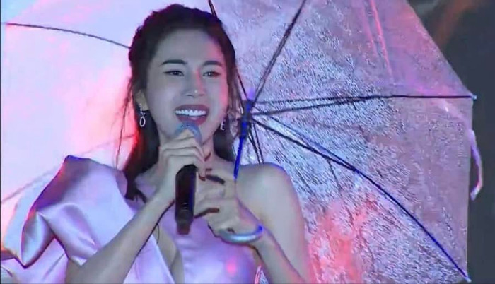 Bất chấp thời tiết xấu, Thủy Tiên đã có sân khấu đầy đáng nhớ sau một thời gian ở ẩn vì ồn ào từ thiện