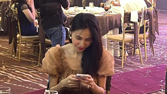 Đôi tay khẳng khiu và bờ vai mỏng manh làm cho người hâm mộ vô cùng lo lắng cho sức khỏe của cô