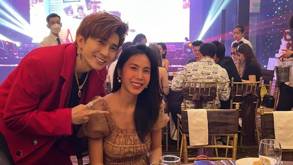 Thủy Tiên vui vẻ tạo dáng cùng Chi Dân, tuy nhiên dường như cô không thật sự thoải mái với việc chụp hình