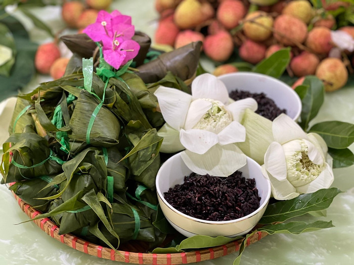 Bánh trôi, bánh ú... thường có trong mâm lễ cúng Tết Đoan Ngọ của người miền Nam.