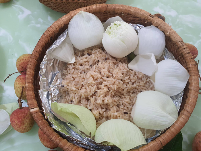 Rượu nếp điểm một vài cánh sen trắng tăng phần lung linh