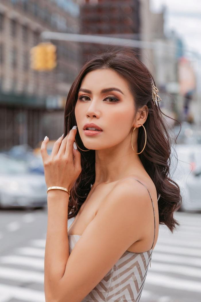 Luôn tự tin và gợi cảm là những thế mạnh khiến Minh Tú nổi bật giữa đám đông. 