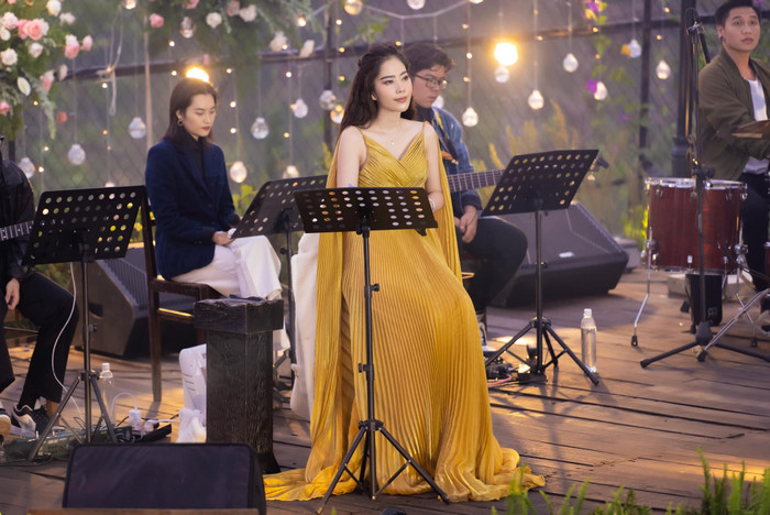 Trổ tài ca hát tại Miss Universe Việt Nam, giọng hát của Nam Anh thế nào so với Nam Em? Ảnh 8