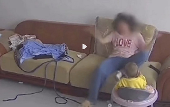 Bà mẹ tự tát vào mặt trước con nhỏ, lý do phía sau khiến dân mạng đồng cảm Ảnh 2