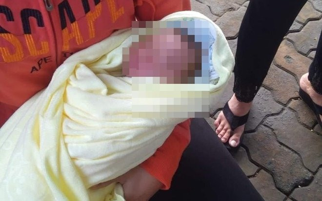 Phát hiện bé gái sơ sinh còn dính máu bên trong hàng rào một công ty ở Bình Dương Ảnh 2