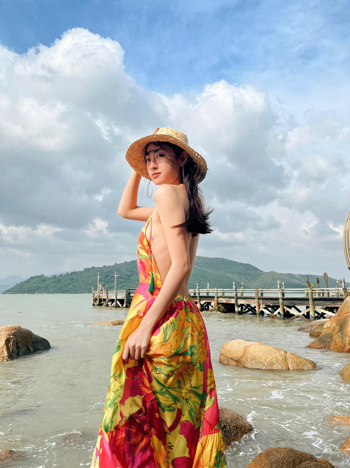 Lương Thùy Linh 'thiên biến vạn hóa' với phong cách vén áo khoe lưng Ảnh 13