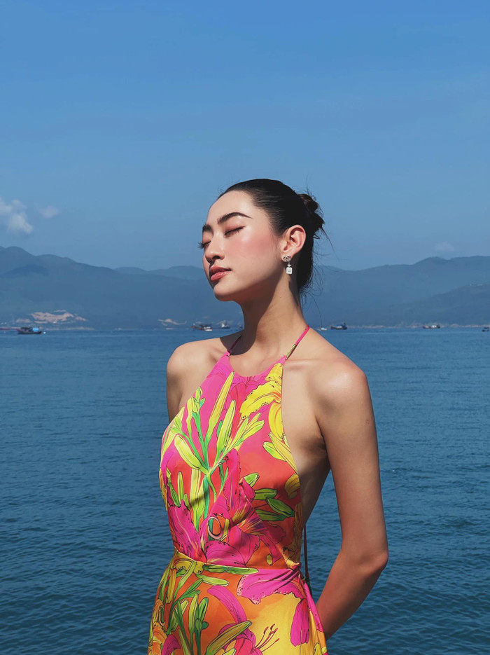 Lương Thùy Linh 'thiên biến vạn hóa' với phong cách vén áo khoe lưng Ảnh 3