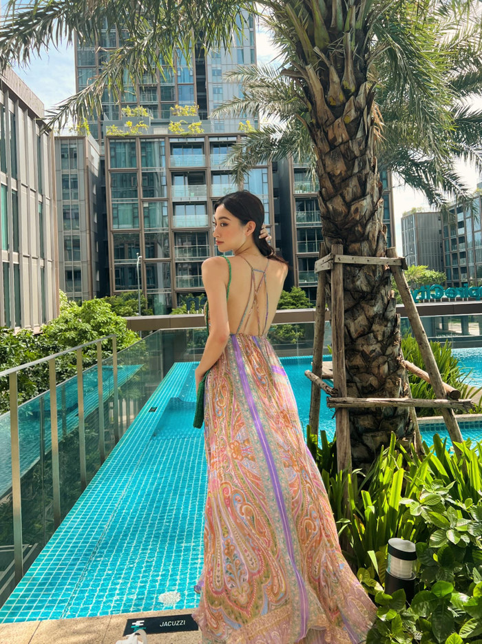 Lương Thùy Linh 'thiên biến vạn hóa' với phong cách vén áo khoe lưng Ảnh 7