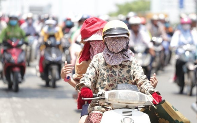 Hà Nội nắng nóng nhất từ đầu năm trước khi bước vào đợt mưa dông mới Ảnh 2