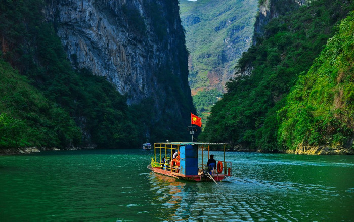 Sững sờ trước vẻ đẹp như tiên cảnh của sông Nho Quế ở Hà Giang Ảnh 2