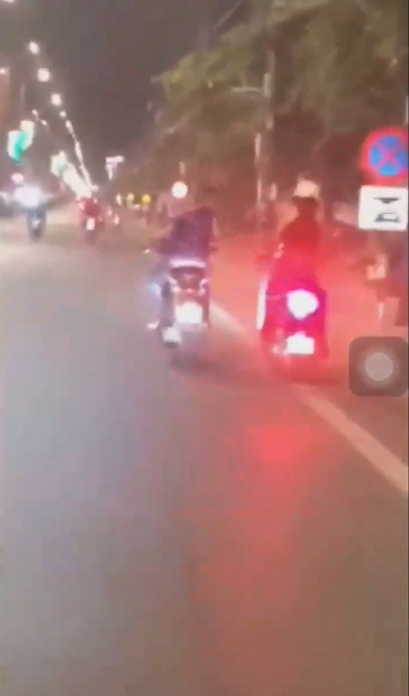 Cô gái loạng choạng, suýt ngã xuống đường khi gặp kẻ biến thái