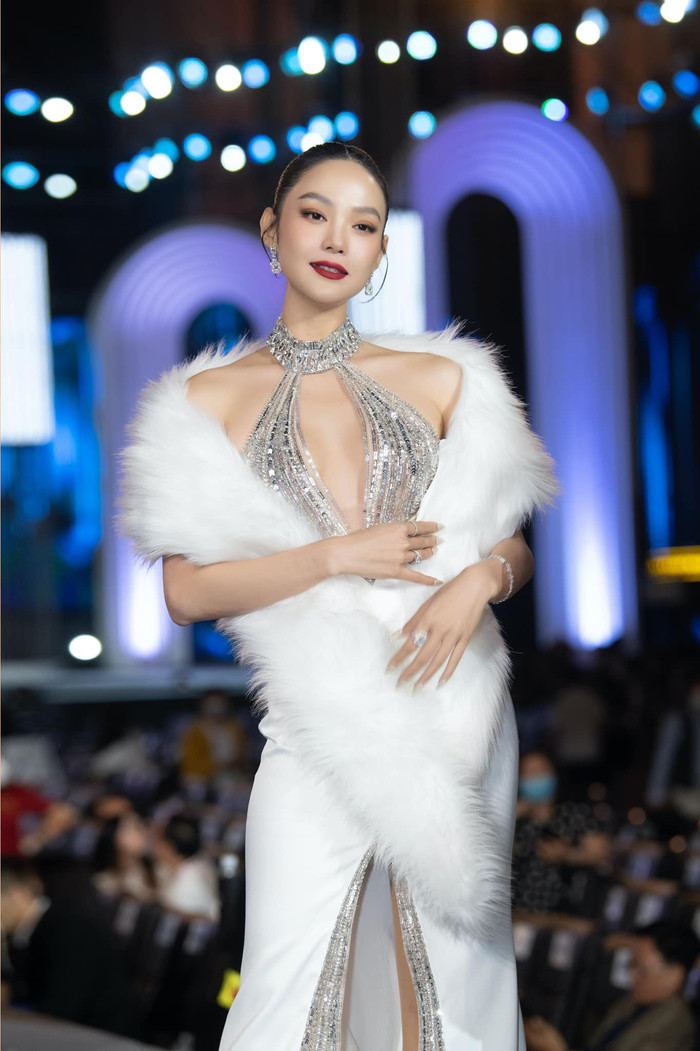 Trước thềm đám cưới, nhan sắc của Minh Hằng trên sân khấu thế nào mà khiến netizen xuýt xoa? Ảnh 3